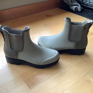 BOGS HOLLY CHELSEA WATERPROOF BOOTS, SIZE 7 - Never worn outside, only tried on.